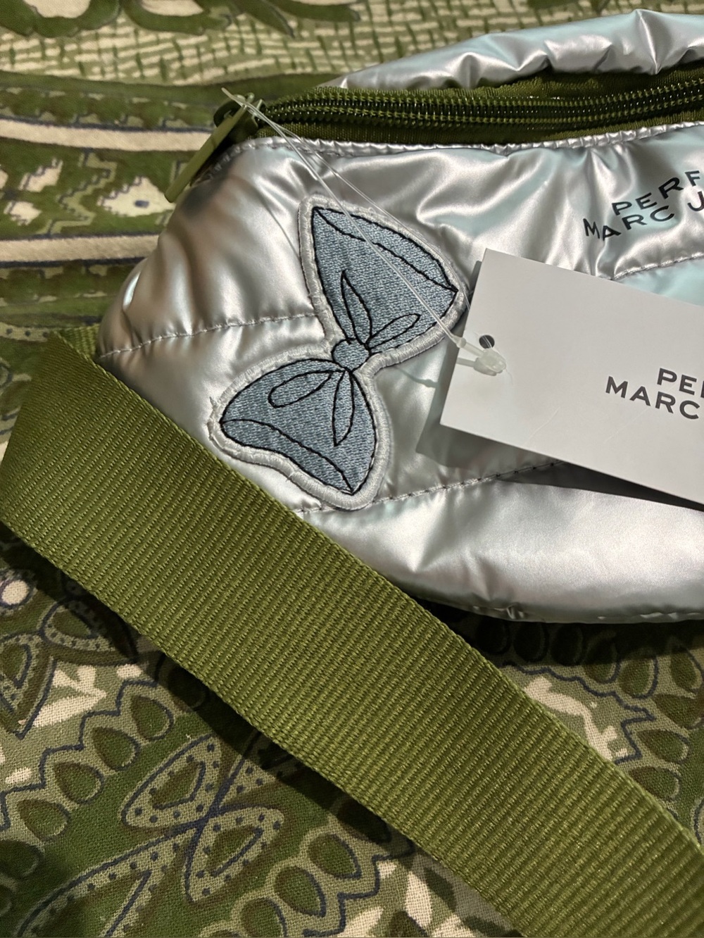 The Perfect Marc Jacobs Metallic Silver Quilted Belt Bag. NWT. Green adjust belt - Picture 5 of 13